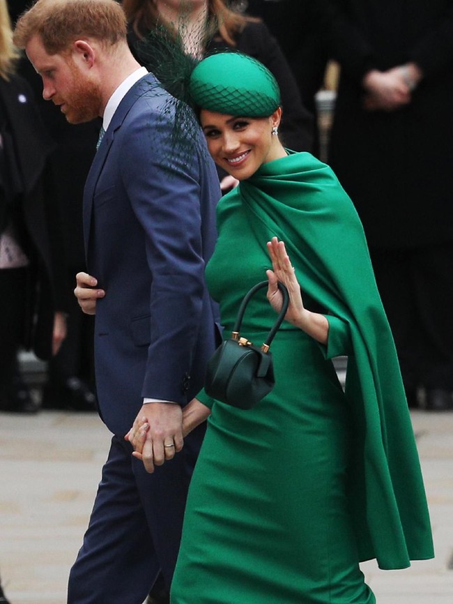 Warna hijau sering kali dihubungkan dengan alam dan secara emosional bisa memberi kesan tenang. Itulah sebabnya beberapa rumah sakit menggunakan warna hijau untuk seragam perawat dan staf karena akan menimbulkan efek tenang pada pasien. Selain itu hijau juga menyiratkan kesegaran, harmoni dan keseimbangan. Foto: Getty Images