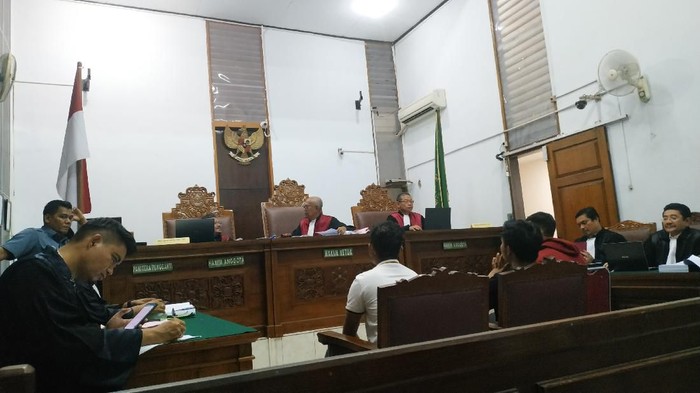 Petugas penginapan Oyo 121 Pasar Minggu bersaksi dalam kasus pembunuhan terhadap Edi Candra Purnama dan korban Muhammad Adi Pradana