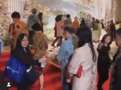 Viral, Para Tamu Pakai Hand Sanitizer Sebelum Salaman dengan Pengantin