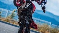 Namun ia kembali bangkit, bahkan kembali berdansa di atas aspal dengan menggunakan motor berkapasitas lebih besar BMW S 1000 R. Foto: Instagram @sarahlezito