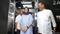 Karen keluar dengan wajah semringah dari Rutan Kejagung 2A di Kejaksaan Agung, Jalan Sultan Hasanuddin, Kebayoran Baru, Jakarta Selatan, Selasa (10/3/2020), pukul 19.08 WIB.