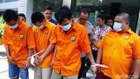 Dalam aksinya, para pelaku menyamar sebagai warga negara asing (WNA) yang berpura-pura menawarkan bisnis ponsel kepada korban.
