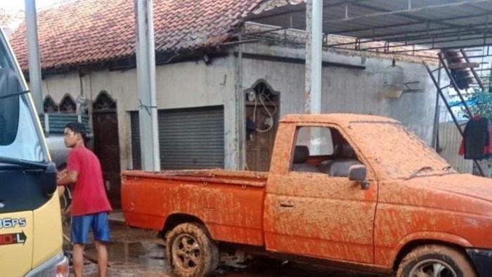 Truk Tinja menyembur