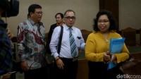 Diketahui sebelumnya, gugatan tersebut berawal ketika warga Jakarta yang menjadi korban banjir pada 1 Januari 2020 menggugat Gubernur DKI Jakarta Anies Baswedan. Dalam berkas gugatan yang dimasukkan ke PN Jakpus itu, tidak ada tergugat lain.