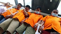 Yusri mengatakan tiba-tiba tersangka DN--yang seolah tidak kenal M--ikut dalam pembicaraan bisnis tersebut untuk meyakinkan korban. Singkat cerita, korban akhirnya setuju setelah dijanjikan keuntungan 15 persen setiap penjualan ponsel. Korban lalu diminta M mengecek uang yang ada di rekening sebelum memulai bisnis. Saat itulah, M mengintip PIN ATM korban.