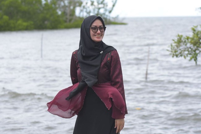 Sebelum terjun ke dunia politik, Indah menghabiskan waktunya di dunia akademis. Ia dulu bersekolah di Pesantren Modern Datok Sulaiman Bagian Putri dan sekarang menjadi Ketua IKA (Ikatan Alumni) Pesantren Modern Datok Sulaiman. Ibu dua anak ini pernah tercatat sebagai staf pengajar program S1 & ekstension FISIP UI, dosen pascasarjana ilmu politik UI, dosen FISIP Universitas Bung Karno, dan dosen FISIP Universitas Muhammadiyah Jakarta. Foto: instagram @indahnyalutra.