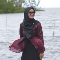Sebelum terjun ke dunia politik, Indah menghabiskan waktunya di dunia akademis. Ia dulu bersekolah di Pesantren Modern Datok Sulaiman Bagian Putri dan sekarang menjadi Ketua IKA (Ikatan Alumni) Pesantren Modern Datok Sulaiman. Ibu dua anak ini pernah tercatat sebagai staf pengajar program S1 & ekstension FISIP UI, dosen pascasarjana ilmu politik UI, dosen FISIP Universitas Bung Karno, dan dosen FISIP Universitas Muhammadiyah Jakarta. Foto: instagram @indahnyalutra.
