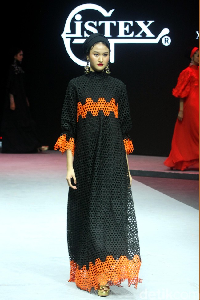 Desainer busana muslim Itang Yunasz menghadirkan koleksi busana muslim terbarunya bertajuk Opulence di Muslim Fashion Festival 2020, Jakarta Convention Center, Jakarta, Minggu [23/2/2020]. Foto: Mohammad Abduh/Wolipop.