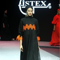 Desainer busana muslim Itang Yunasz menghadirkan koleksi busana muslim terbarunya bertajuk Opulence di Muslim Fashion Festival 2020, Jakarta Convention Center, Jakarta, Minggu [23/2/2020]. Foto: Mohammad Abduh/Wolipop.