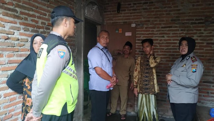 Pasutri di Kabupaten Malang ditemukan tewas di dalam rumahnya. Mereka diduga bunuh diri.