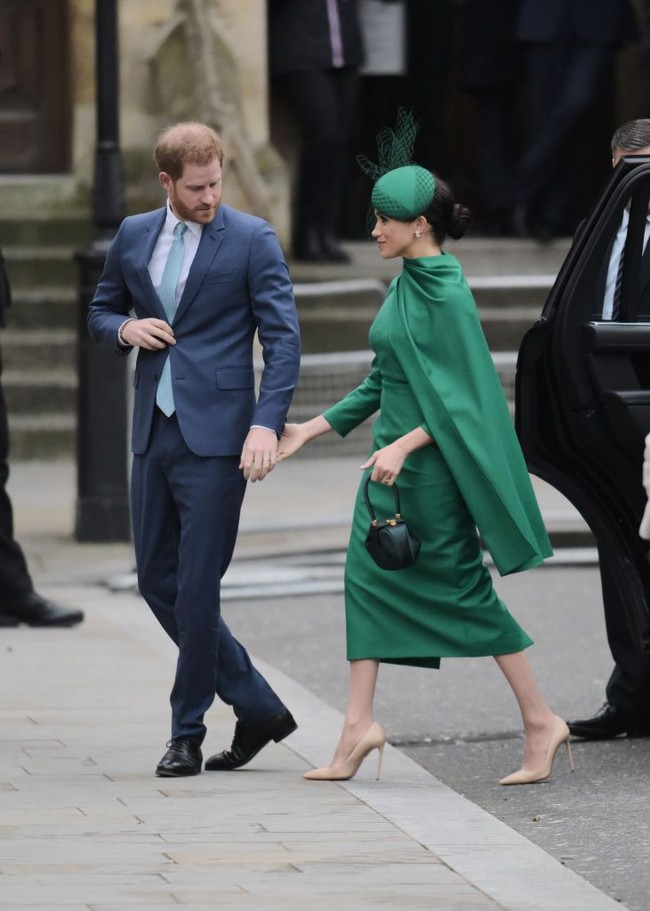 Pangeran Harry terlihat berjalan sedikit lebih depan dibanding Meghan Markle. Menurut pakar bahasa tubuh Karen Donaldson bahasa tubuhnya itu menunjukka ingin melindungi Meghan.  Foto: Gareth Cattermole/Getty Images