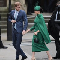Pangeran Harry terlihat berjalan sedikit lebih depan dibanding Meghan Markle. Menurut pakar bahasa tubuh Karen Donaldson bahasa tubuhnya itu menunjukka ingin melindungi Meghan.  Foto: Gareth Cattermole/Getty Images