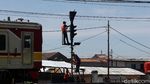 Begini Lho Proses Pengecatan Rambu Kereta Api