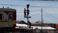 Proses pengecatan dilakukan secara sederhana.
