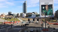 Salah satu sudut persimpangan jalan di Kota Milan. Beberapa ruas jalan terlihat lengang, hanya segelintir mobil wara-wiri (Getty Images/Marco Di Lauro)