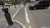 Sempat menuai pro kontra saat pembongkaran jalur sepeda, kini jalur tersebut malah nabrak trotoar.