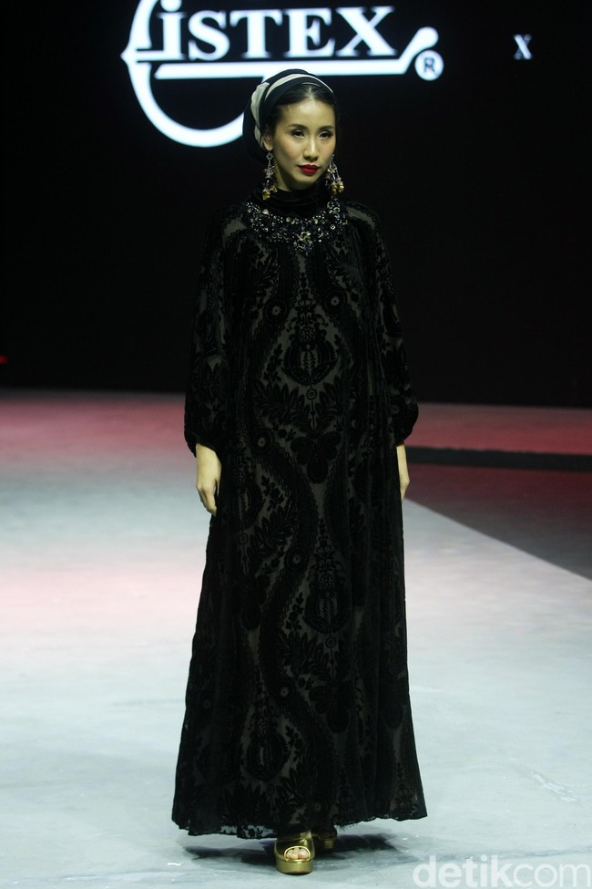 Desainer busana muslim Itang Yunasz menghadirkan koleksi busana muslim terbarunya bertajuk Opulence di Muslim Fashion Festival 2020, Jakarta Convention Center, Jakarta, Minggu [23/2/2020]. Foto: Mohammad Abduh/Wolipop.