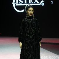 Desainer busana muslim Itang Yunasz menghadirkan koleksi busana muslim terbarunya bertajuk Opulence di Muslim Fashion Festival 2020, Jakarta Convention Center, Jakarta, Minggu [23/2/2020]. Foto: Mohammad Abduh/Wolipop.