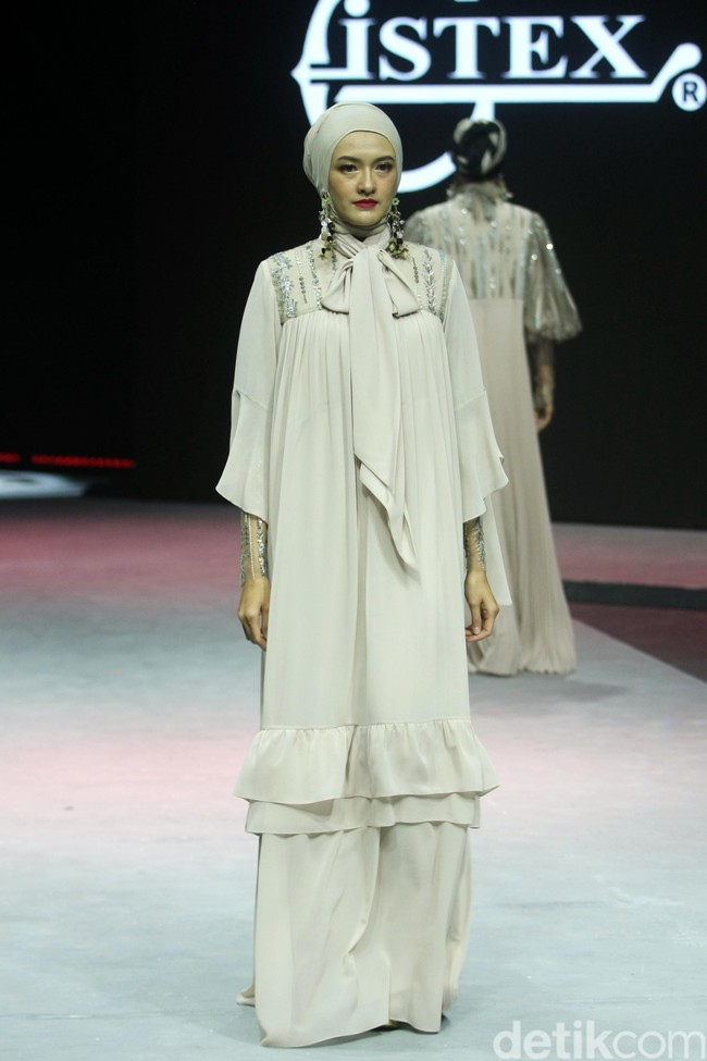 Desainer busana muslim Itang Yunasz menghadirkan koleksi busana muslim terbarunya bertajuk Opulence di Muslim Fashion Festival 2020, Jakarta Convention Center, Jakarta, Minggu [23/2/2020]. Foto: Mohammad Abduh/Wolipop.
