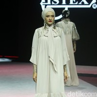 Desainer busana muslim Itang Yunasz menghadirkan koleksi busana muslim terbarunya bertajuk Opulence di Muslim Fashion Festival 2020, Jakarta Convention Center, Jakarta, Minggu [23/2/2020]. Foto: Mohammad Abduh/Wolipop.