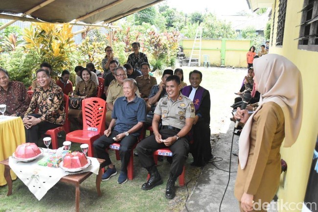Aksi Bupati Luwu Utara Indah Putri Indriani yang ikut membantu pembangunan gereja jemaat Ebenhaezer Masamba mendapat respons positif publik. Indah pun mengungkapkan alasannya mau menyisihkan uang pribadi untuk membantu pembangunan gereja. Dia menyebut kondisi masyarakat yang heterogen dan aksinya itu bukan baru pertama dilakukannya. Sebelumnya Indah juga pernah membantu pembangunan pesantren. Foto: Bupati Luwu Utara menyisihkan sejumlah uang pribadinya untuk membantu pembangunan gereja (dok. Istimewa)