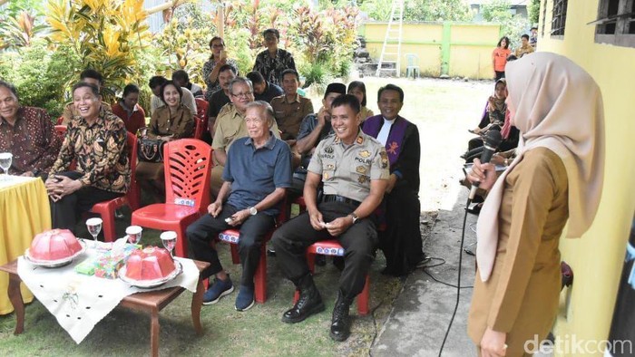 Bupati Luwu Utara menyisihkan sejumlah uang pribadinya untuk membantu pembangunan gereja (dok. Istimewa)