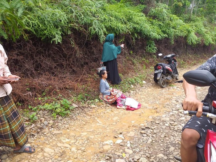 Ibu Warga Lebak Melahirkan di Jalan Rusak
