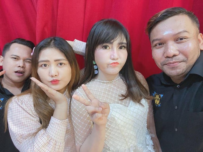 miripnya via vallen dengan adiknya.