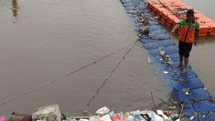Petugas UPK Badan Air Jakbar menunjukkan TKP penemuan mayat