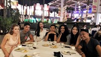 Perempuan berusia 22 tahun ini sebelumnya menjuarai Asia Model Festival 2019. Pemilik tinggi 177 ini juga terlihat senang bersosial dan kumpul bersama teman-temannya. Foto: instagram @ayumaulida97