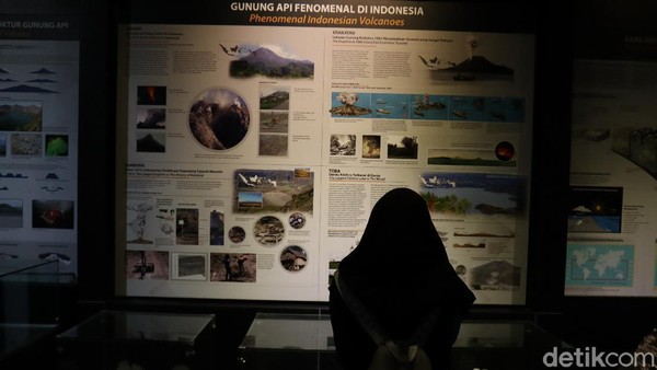 Traveler juga bisa membaca informasi terkait bebatuan, tanah hingga gunung berapi. Wawasan jadi bertambah deh! (Wisma Putra/detikcom) Traveler juga bisa membaca informasi terkait bebatuan, tanah hingga gunung berapi. Wawasan jadi bertambah deh! (Wisma Putra/detikcom)