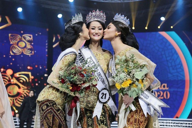 Pada malam puncak pemilihan Puteri Indonesia 2020 pada Jumat (6/3/2020) pekan kemarin, terpilih Raden Roro (Rr) Ayu Maulida Putri dari Jawa Timur sebagai juara Puteri Indonesia 2020. Dan gelar Runner Up 1 Puteri Indonesia 2020 atau Puteri Indonesia Lingkungan 2020 diraih Putu Ayu Saraswati dari Bali, dan Runner Up 2 Puteri Indonesia 2020 atau Puteri Indonesia Pariwisata 2020 adalah finalis Jawa Tengah, Jihane Almira Chedid. Foto: Dok. Instagram @officialputeriindonesia.