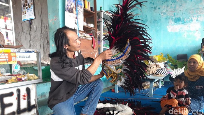 Perajin Kostum Reog di Lereng Merapi Perajin Kostum Reog di Lereng Merapi