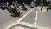 Nampak jalur sepeda yang tadinya normal dari jalan Pegangsaan Barat mulai tergerus dengan trotoar baru yang mengarah ke jalan Pangeran Diponegoro.