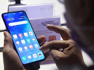 Menggenggam vivo V19 yang Memiliki Desain Menawan