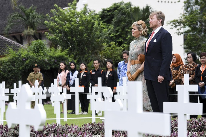RAJA BELANDA KE EREVELD MENTENG PULO Raja Belanda Willem Alexander (kedua kanan) didampingi Ratu Maxima Zorreguieta Cerruti (kanan) mendengarkan pembacaan puisi usai meletakan karangan bungan saat berkunjung ke Ereveld Menteng Pulo, Jakarta, Selasa (10/3/2020). Kunjungan Raja dan Ratu Belanda ke pemakaman sekitar 4.300 tentara Belanda pada Perang Dunia Kedua dan Perang Kemerdekaan RI itu diisi dengan peletakan karangan bunga dan mendengarkan pembacaan puisi. ANTARA FOTO/Hafidz Mubarak A/hp.