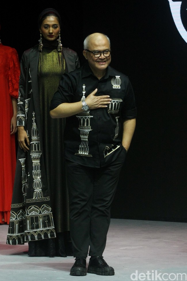Desainer busana muslim Itang Yunasz menghadirkan koleksi busana muslim terbarunya bertajuk Opulence di Muslim Fashion Festival 2020, Jakarta Convention Center, Jakarta, Minggu [23/2/2020]. Foto: Mohammad Abduh/Wolipop.