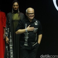 Desainer busana muslim Itang Yunasz menghadirkan koleksi busana muslim terbarunya bertajuk Opulence di Muslim Fashion Festival 2020, Jakarta Convention Center, Jakarta, Minggu [23/2/2020]. Foto: Mohammad Abduh/Wolipop.