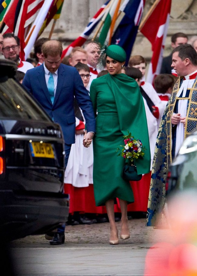 Meghan dan Harry pun dinilai saling menguatkan lewat gandengan tangan yang tak pernah lepas. Karen menyebut bahwa tindakan tersebut bentuk solidaritas yang kuat.  Foto: Gareth Cattermole/Getty Images