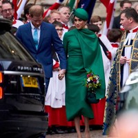 Meghan dan Harry pun dinilai saling menguatkan lewat gandengan tangan yang tak pernah lepas. Karen menyebut bahwa tindakan tersebut bentuk solidaritas yang kuat.  Foto: Gareth Cattermole/Getty Images