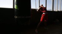 Salah seorang petinju Nepal, Pratisha Aryal melakukan pemanasan sebelum bertanding di pertandingan tinju wanita yang digelar bertepatan dengan peringatan Hari Perempuan Internasional.