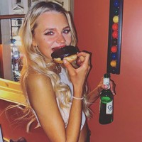 Lewat Instagramnya, bintang serial EastEnders itu menuliskan daftar panjang kriteria idamannya. Ada 10 kriteria yang diajukan oleh Hetti.  Foto: dok. Instagram