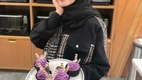Lebih manis mana nih? Senyum Vebby atau cupcake ubi ungu buatannya? Foto: Instagram vebbypalwinta