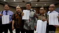 Azaz Tigor Nainggolan menunjukkan data korban banjir yang menggugat class action di Pengadilan Negeri Jakarta Pusat, Selasa (10/3/2020).