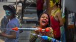 Keseruan Perang Bubuk Warna-warni di Festival Holi India