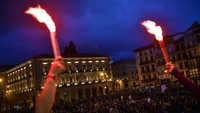 ak hanya di Madrid, peringatan Hari Perempuan Internasional juga turut berlangsung meriah di kawsan Pamplona, yang berada di utara Spanyol. AP Photo/Alvaro Barrientos.