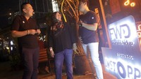 Maika Randini Chief Marketing Officer FWD Life tengah berbincang dengan nasabah FWD Life disela Gelaran FWD Unstoppable Music yang sekaligus merupakan peringatan Ulang Tahun ke-7 PT FWD Life Indonesia di Jakarta.