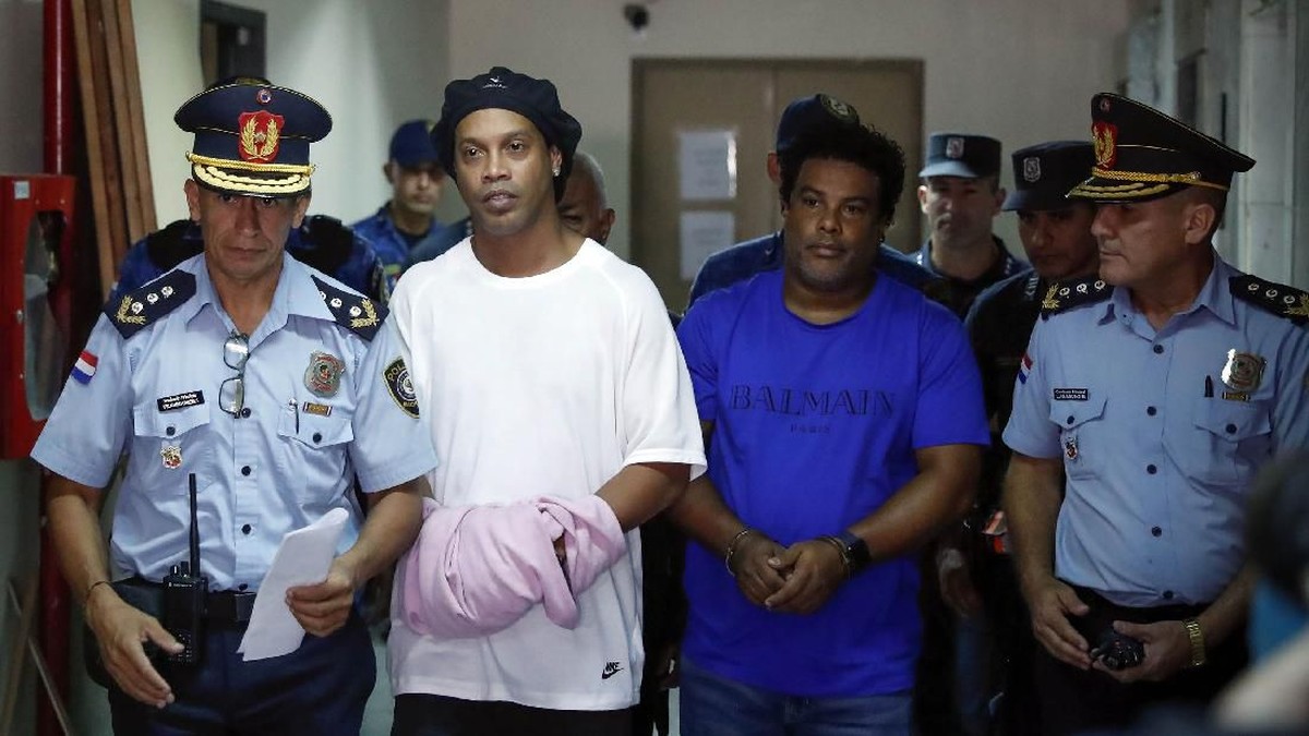 Ronaldinho saat digelandang polisi akibat tersandung kasus paspor palsu. (Foto: AP/Jorge Saenz)