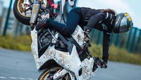 Hobi ini sudah ia geluti sejak umur 13 tahun, motor pertama kali ia gunakan adalah Yamaha DTX 125 dan CB 500.  Foto: Instagram @sarahlezito