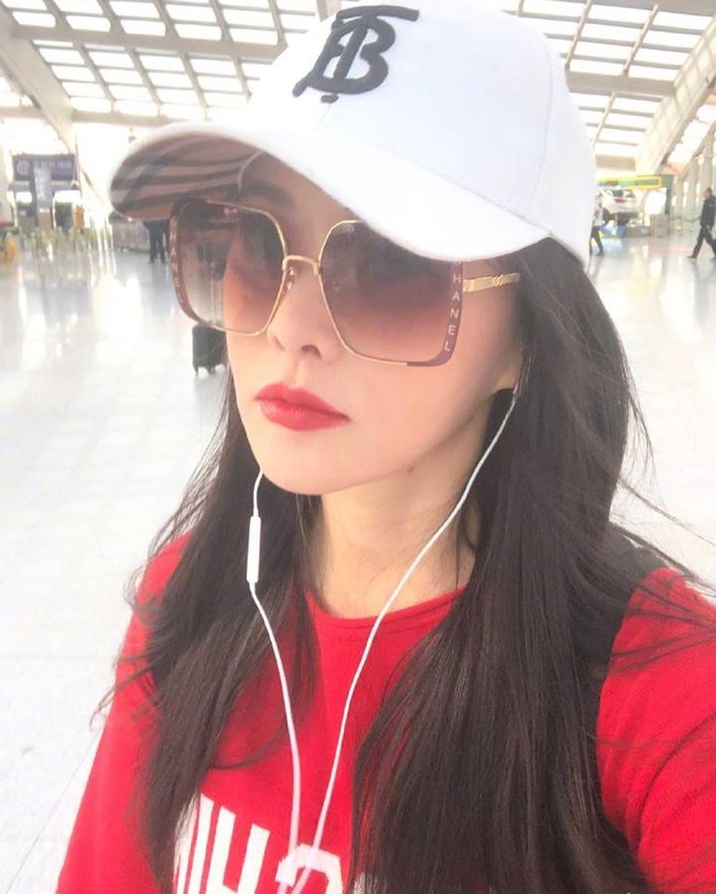 Aktris dan penyanyi asal Taiwan Annie Yi berulang tahun minggu lalu pada 4 Maret. Ia pun berbagi unggahan di Weibo untuk merayakan ulang tahunnya yang ke-52. Foto: Instagam @annieyi0304